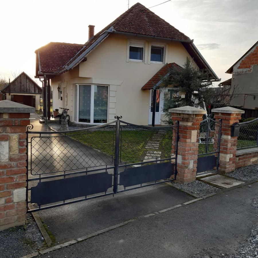 Studio Apartman Lora Lipik Exteriör bild